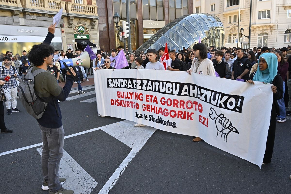 Estudiantes salen a la calle en Bilbao contra el 'bullying'