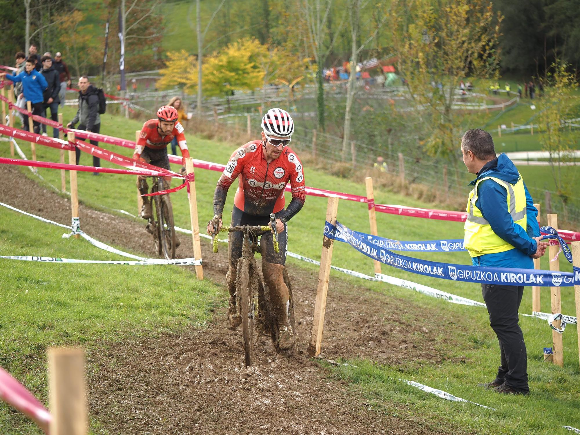 El barro se sumó al espectáculo de ciclocross en Elgoibar