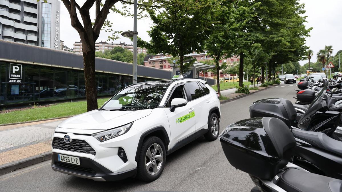 Un taxi en el lugar donde ocurrió la agresión.