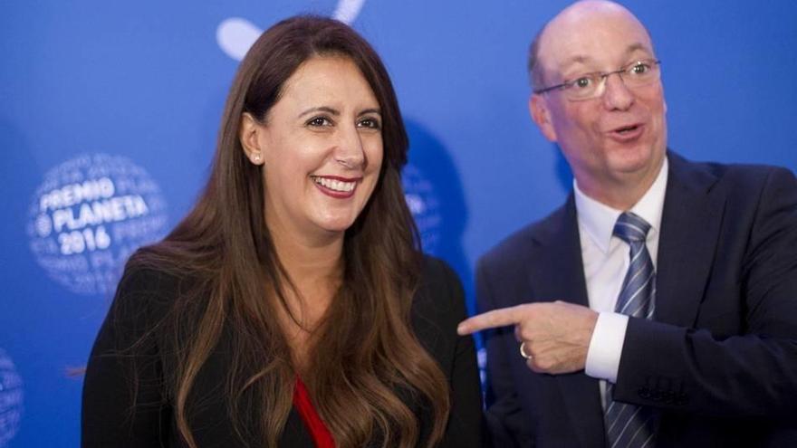 La escritora Dolores Redondo (i) junto al director de relaciones externas de Grupo Planeta, Carlos Creuheras (d), tras recibir el Premio Planeta por su novela &quot;Todo esto te daré&quot;.