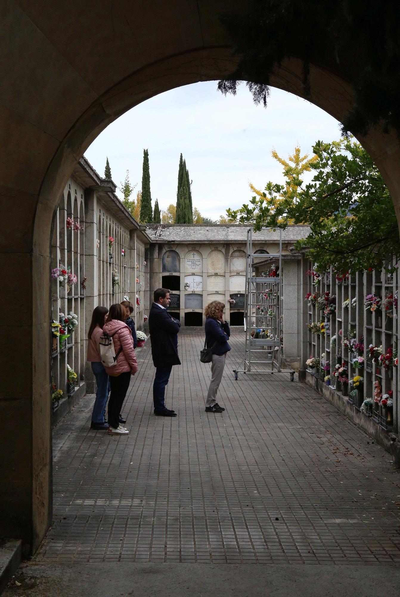 Miles de ciudadanos visitan a sus allegados en los cementerios de Navarra