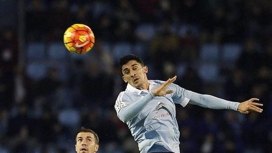 Hernández cabecea un balón ante el defensa del Atlético Gabi.