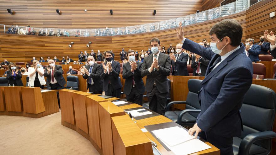 El investido presidente de Castilla y León, Alfonso Fernández Mañueco, recibe los aplausos de PP y Vox