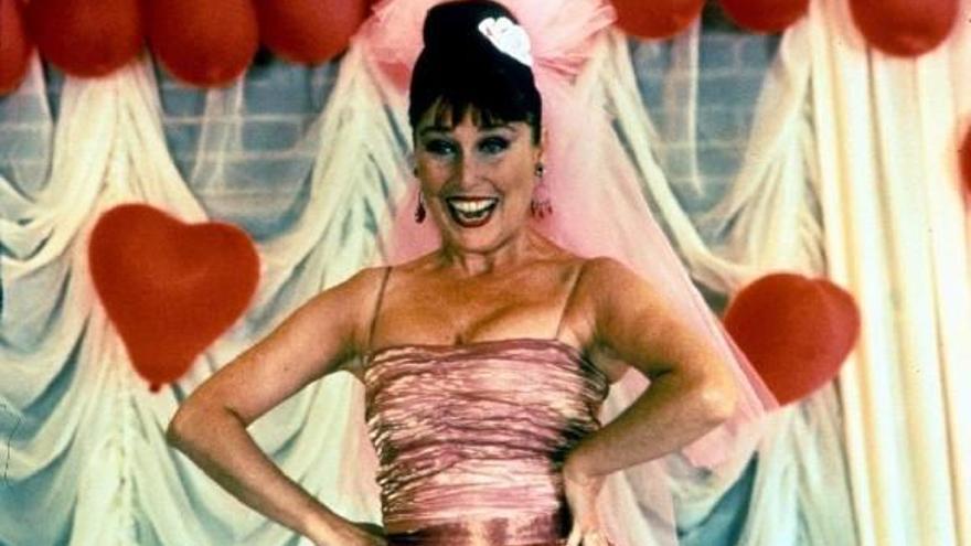 La actriz Verónica Forqué en una escena de la película &quot;De qué se ríen las mujeres&quot;.