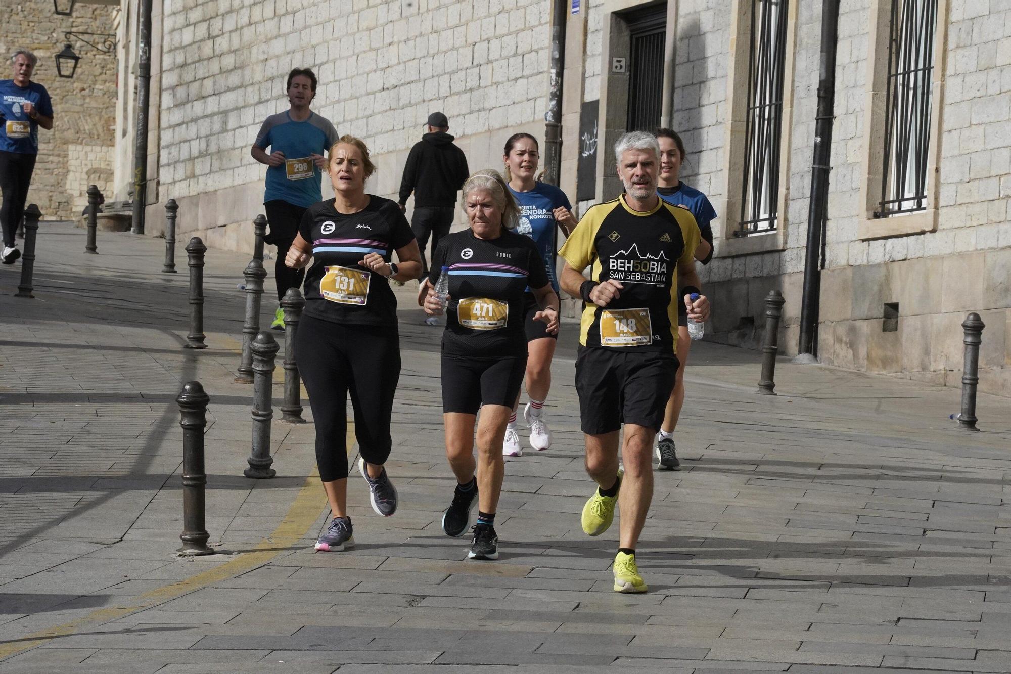 En imágenes: Miles de personas conquistan la Almendra de Gasteiz