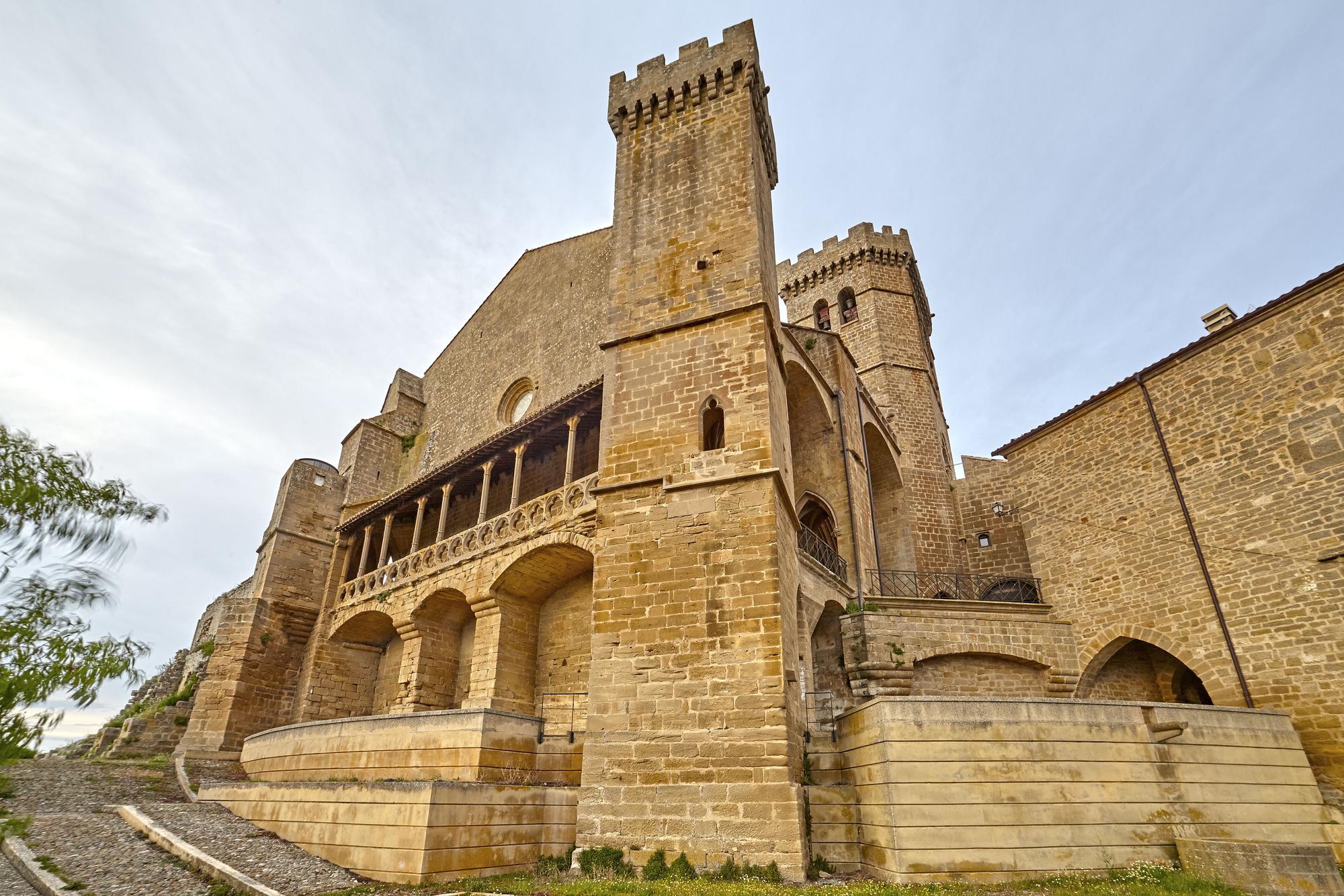 La iglesia-fortaleza de Santa María de Ujué, templo medieval y bastión defensivo que corona este enigmático pueblo navarro.