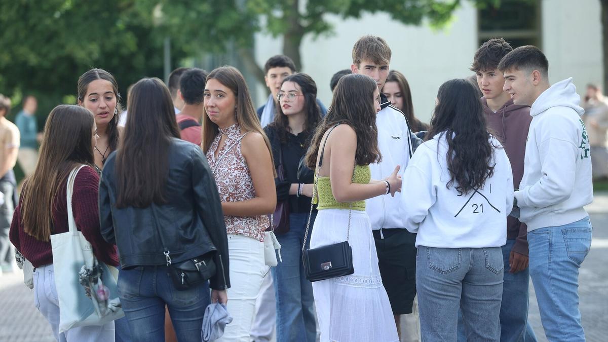 Un grupo de estudiantes, en la vuelta a clase este año en la UPNA.