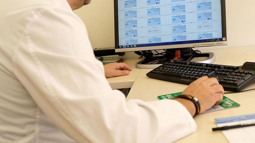 Los migrantes en situación irregular tienen garantizado desde este viernes el acceso a la sanidad pública