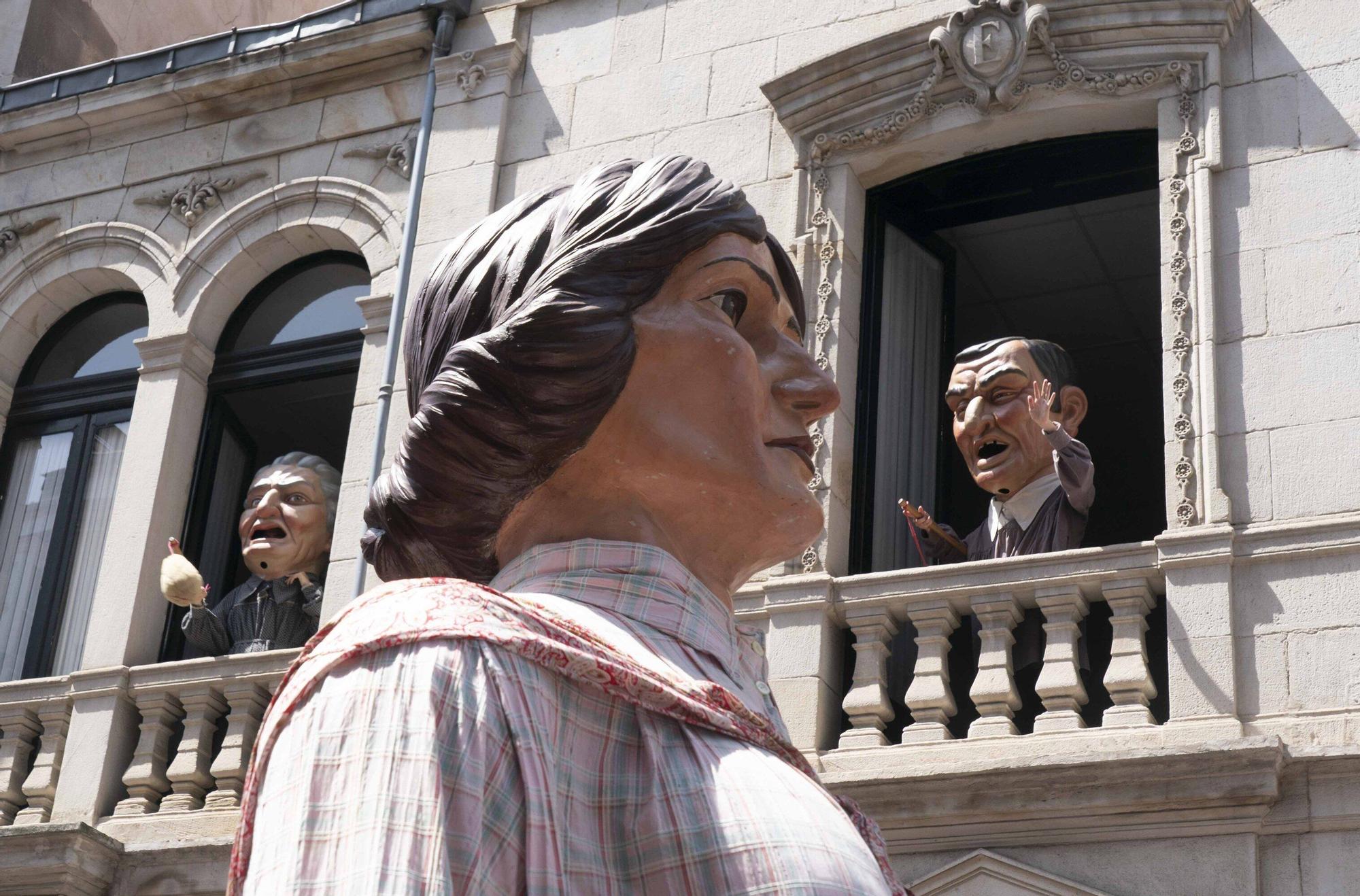 En imágenes: la comparsa de gigantes y cabezudos se despide de La Blanca 2025