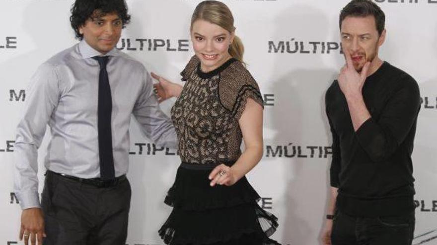 El director Night Shyamalan (i) posa junto a Anya Taylor-Joy y James McAvoy, protagonistas de ‘Múltiple’.