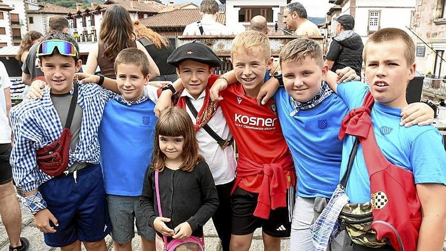 Ekhi Olondriz (con txapela) junto su hermano, hermana y amigos.