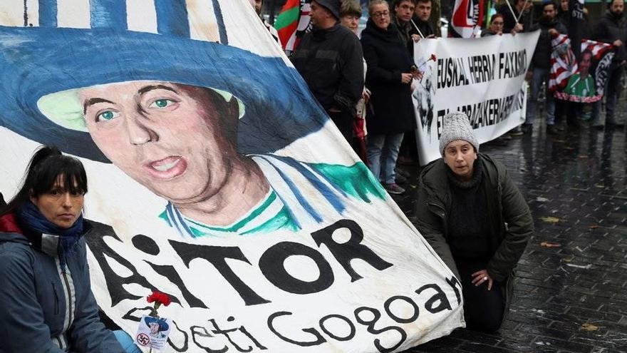 GRAF5969. SAN SEBASTIÁN, 08/12/2017.- Acto de homenaje celebrado hoy en San Sebastián a Aitor Zabaleta, seguidor de la Real Sociedad, al cumplirse el decimonoveno aniversario de su asesinato en las inmediaciones del estadio Vicente Calderón. EFE/Javier Et