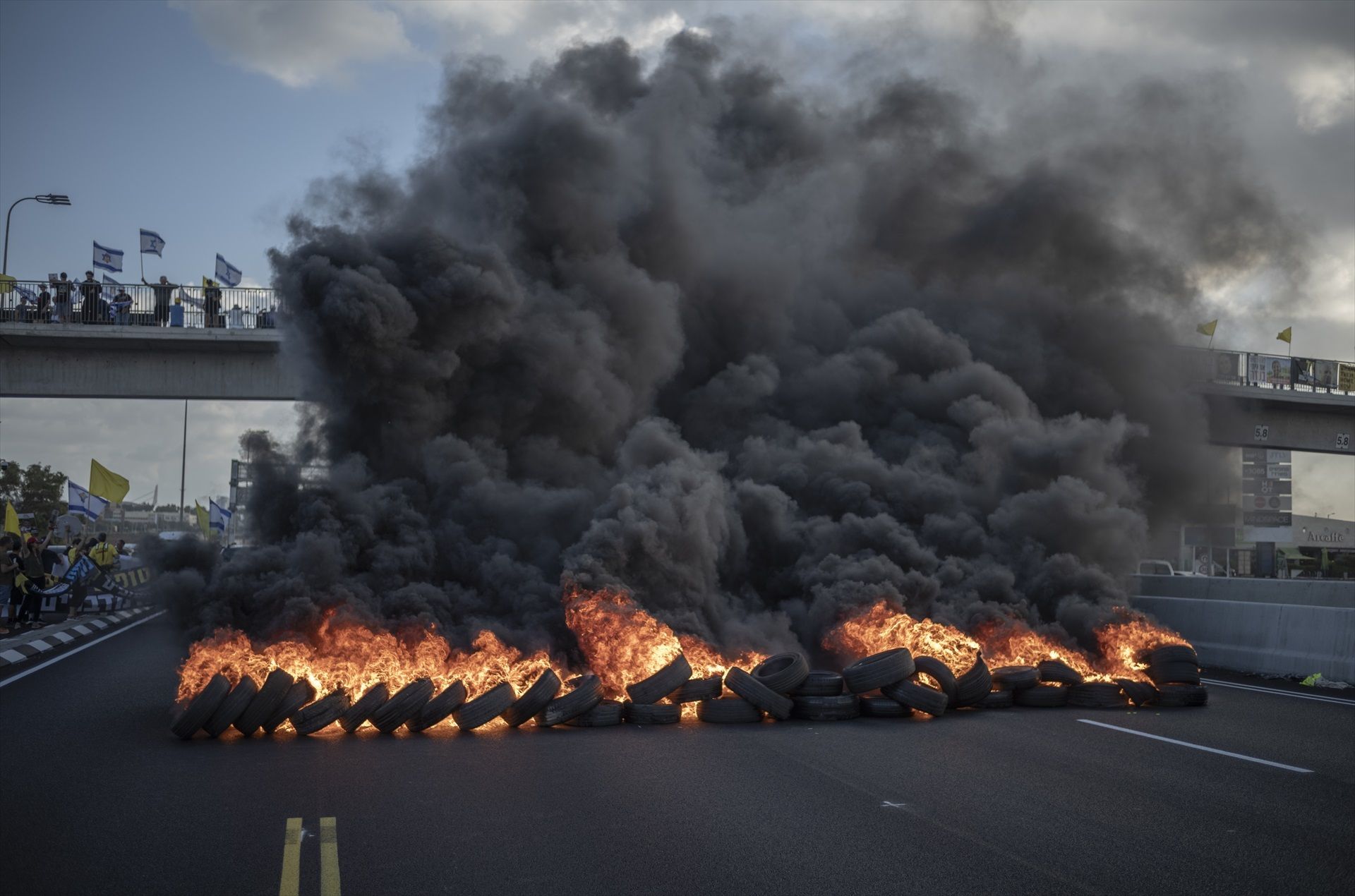 Manifestantes israelíes toman las carreteras para pedir un acuerdo en Gaza