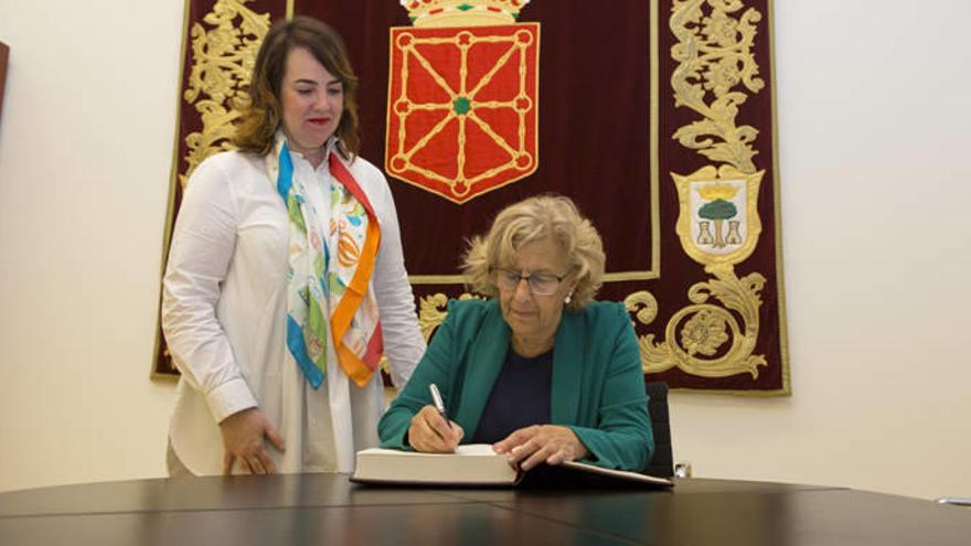 Manuela Carmena Castrillo ha firmado en el libro de visitas del Parlamento de Navarra