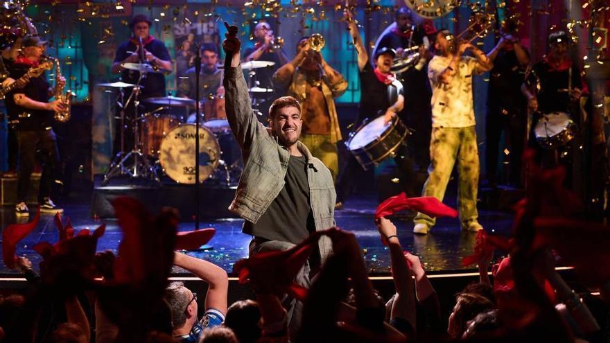 Desde un cabezudo personalizado hasta una actuación de verbena: ETS transforma 'La Revuelta' en una fiesta