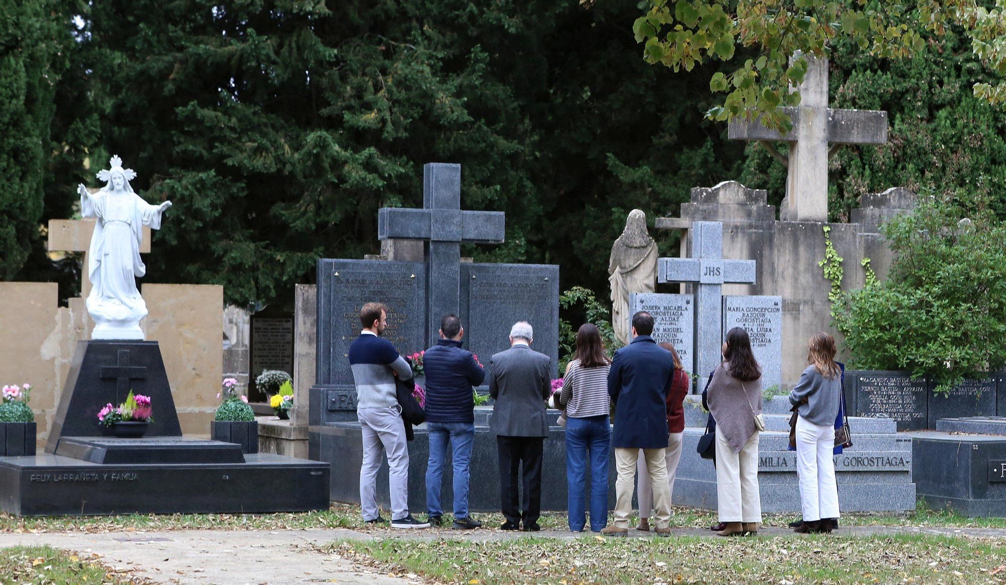 Miles de ciudadanos visitan a sus allegados en los cementerios de Navarra
