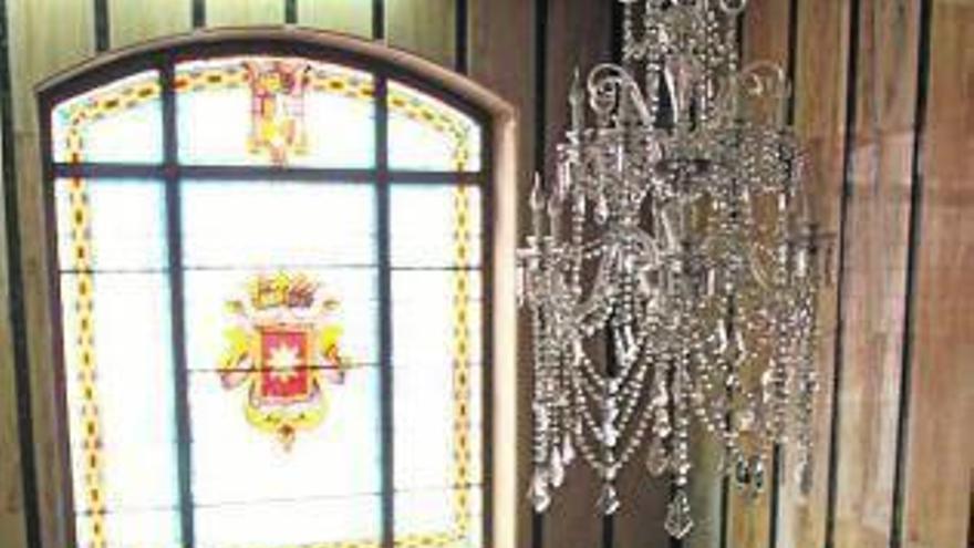 Varios ciudadanos suben las escaleras del ayuntamiento.