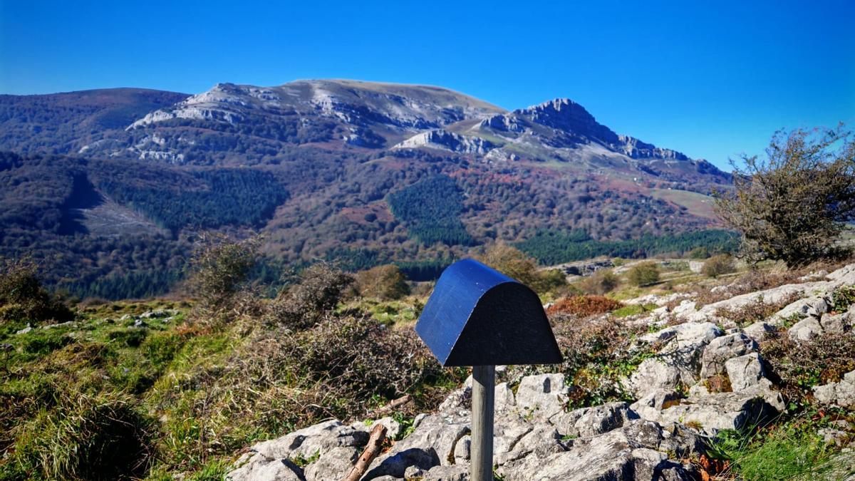 Cima de Atxuri con unas vistas privilegiadas de Gorbea y Aldamin