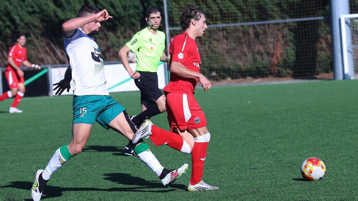 Lance de juego entre el San Juan y el Pamplona.