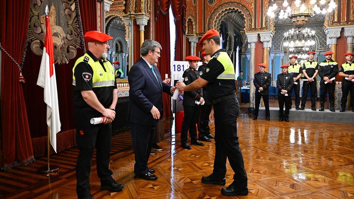 Aburto reconoce a un Policía Municipal