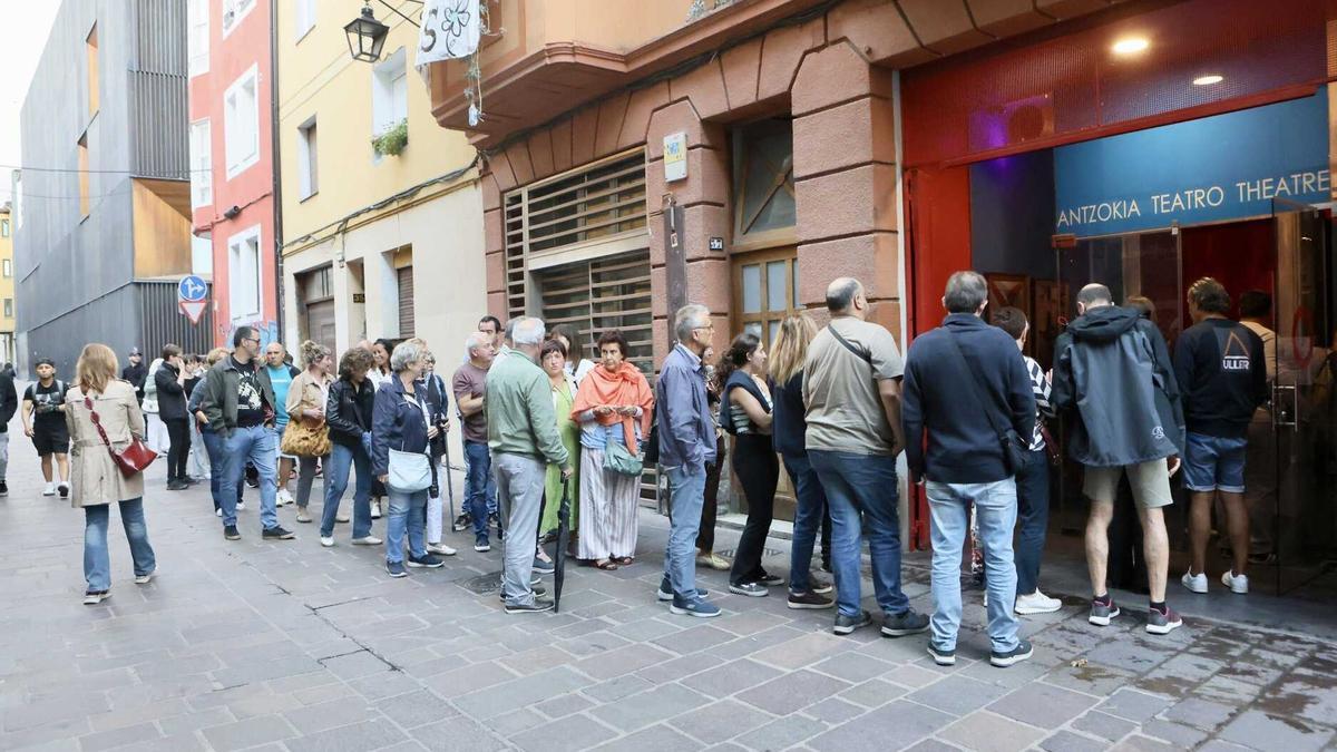 Público esperando para entrar a ver ‘Modisto Exclusivo para Señoras’