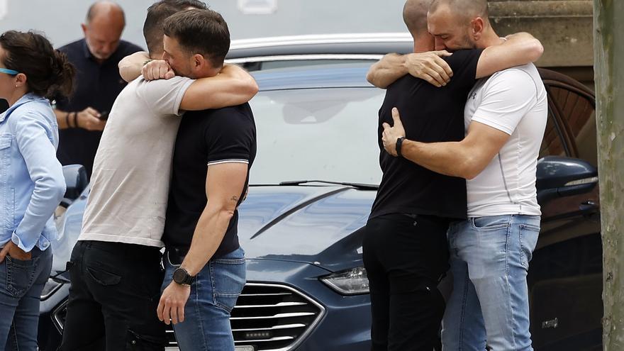 Abrazos entre compañeros y el pésame de Chivite: el emotivo luto de la Policía Foral en Beloso