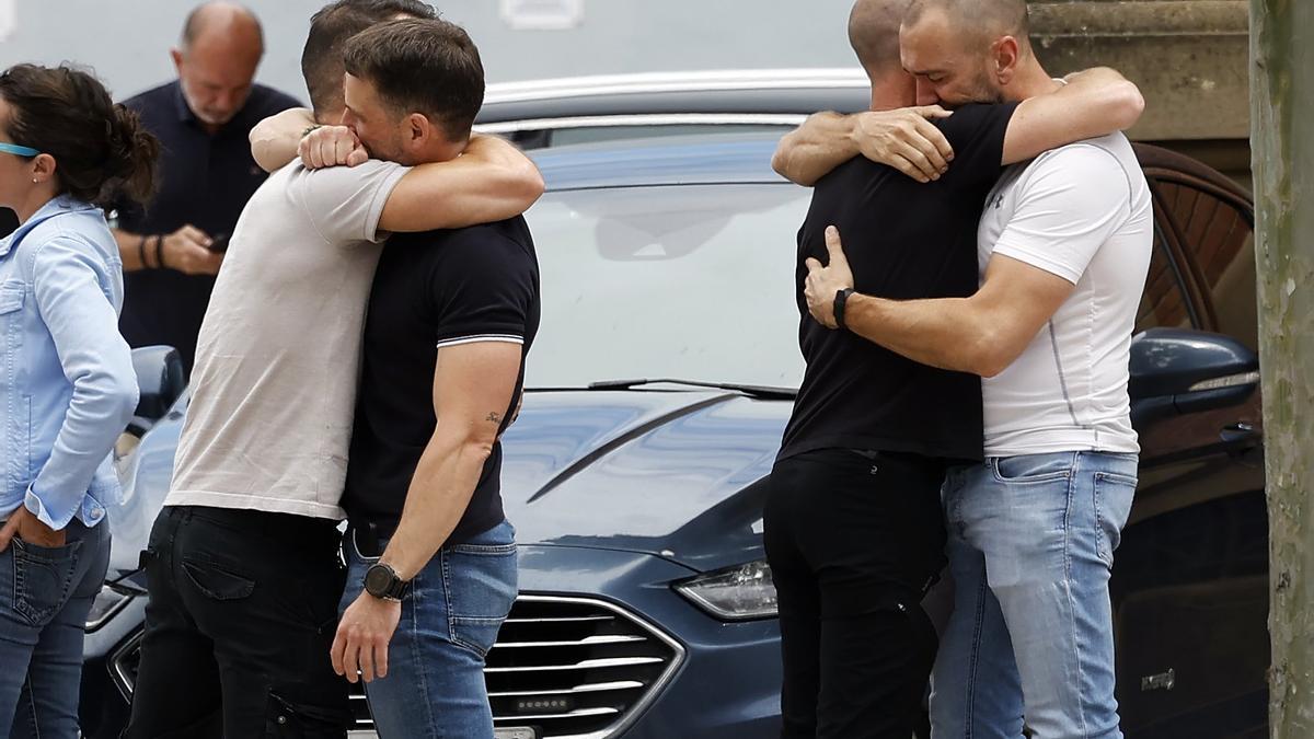 Abrazos entre compañeros y el pésame de Chivite: el emotivo luto de la Policía Foral en Beloso