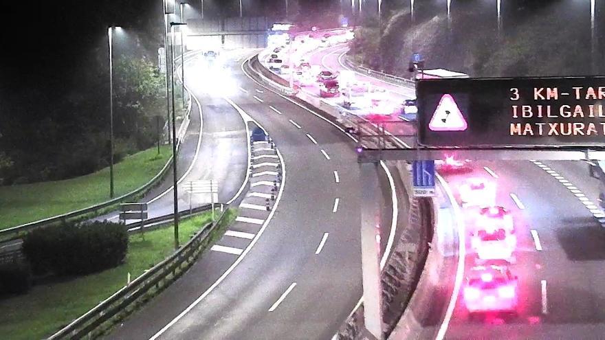 Tres kilómetros de retenciones en la A-8, a la altura de Muskiz, en sentido Bilbao