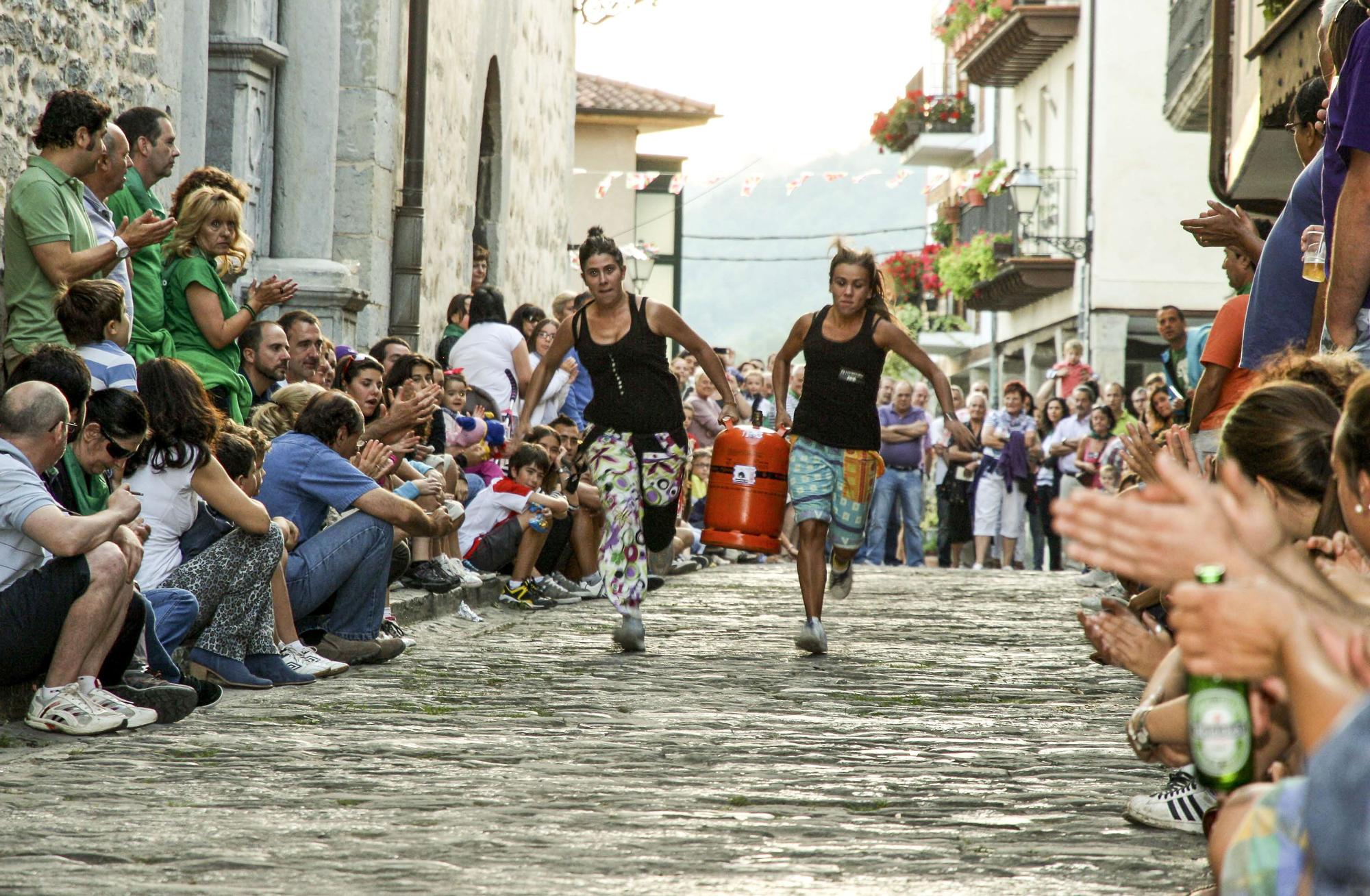 Dos mujeres jóvenes en la carrera de bombonas de Goienkale