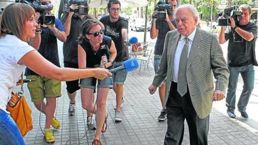 Jordi Pujol, a su llegada ayer a su domicilio en Barcelona tras sus vacaciones en Girona.