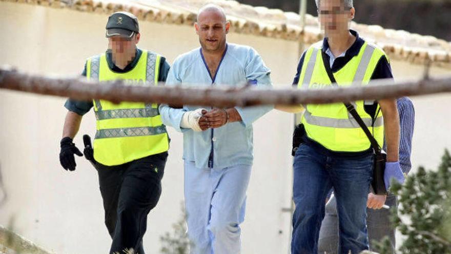 El detenido en relación a la muerte y descuartizamiento de su pareja sentimental, una mujer rumana de 24, en una casa de campo de Torremanzanas, participa en la reconstrucción de los hechos.