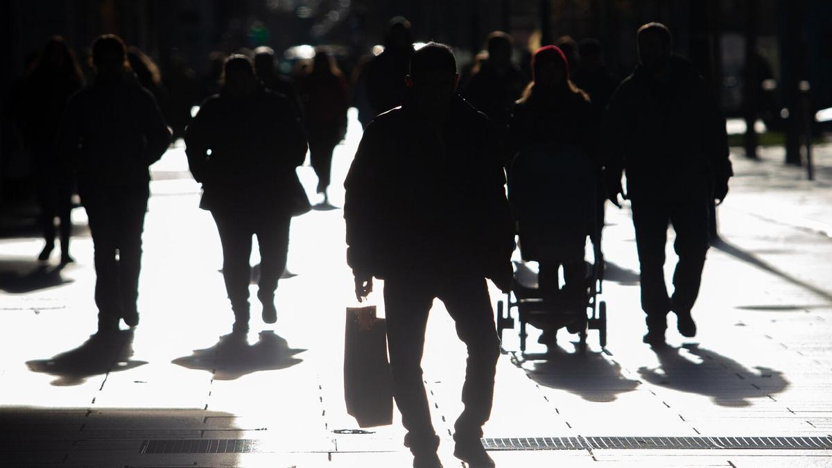 Varias personas pasean por Pamplona.