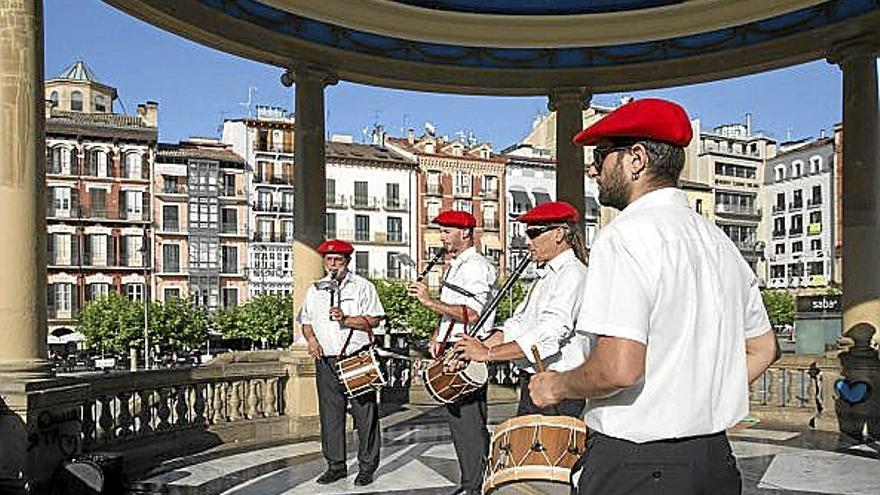 Txistularis tocando dianas en la Plaza del Castillo. Txistularis tocando dianas en la Plaza del Castillo.