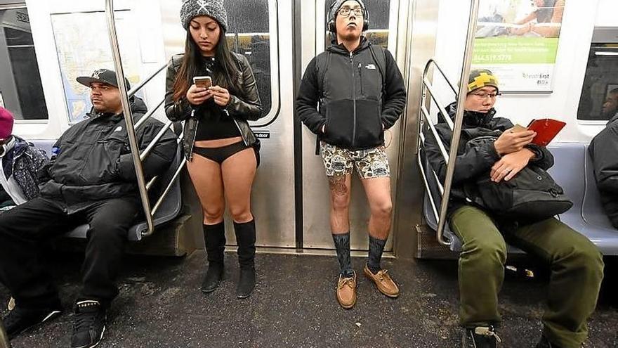 Sin pantalones en el metro como diversión