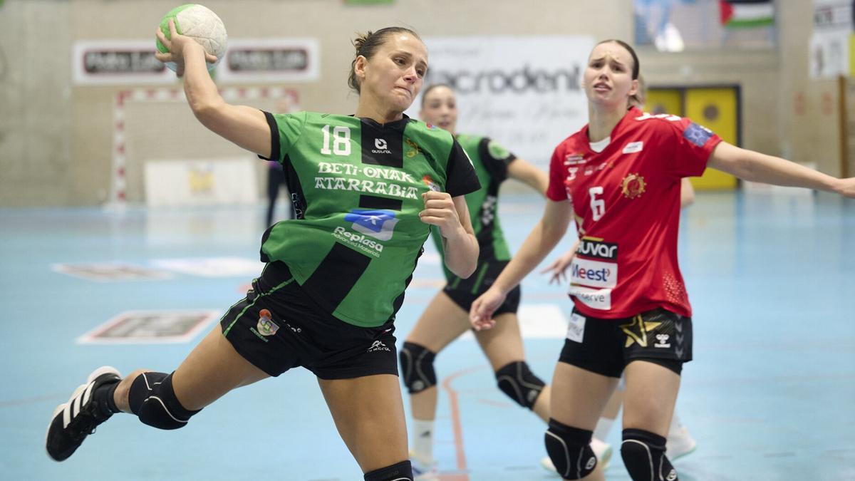 Macarena Sans, el pasado mes de septiembre, en un lanzamiento durante  el duelo ante HC Galychanka, de la EHF European CUP.