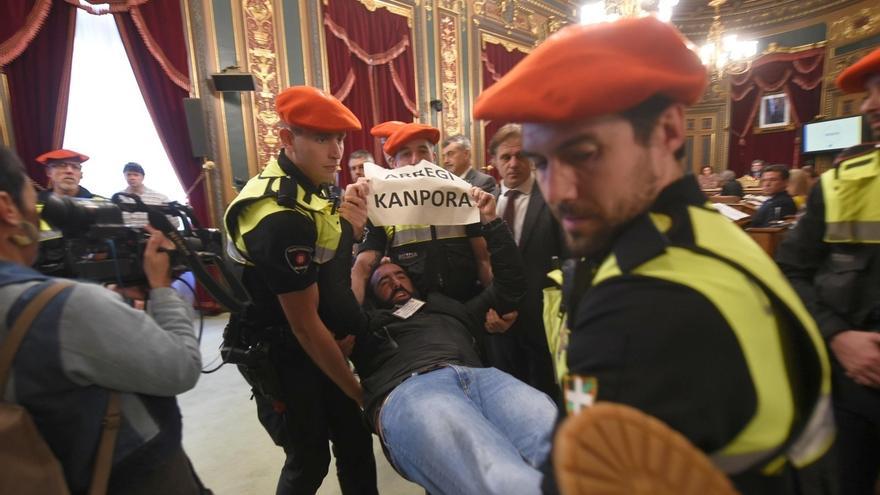 Seis policías municipales son expulsados del pleno del Ayuntamiento de Bilbao por sus compañeros