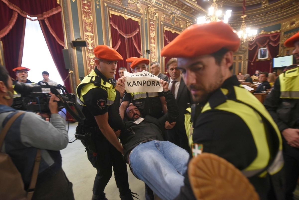 Seis policías municipales son expulsados del pleno de Bilbao por sus compañeros