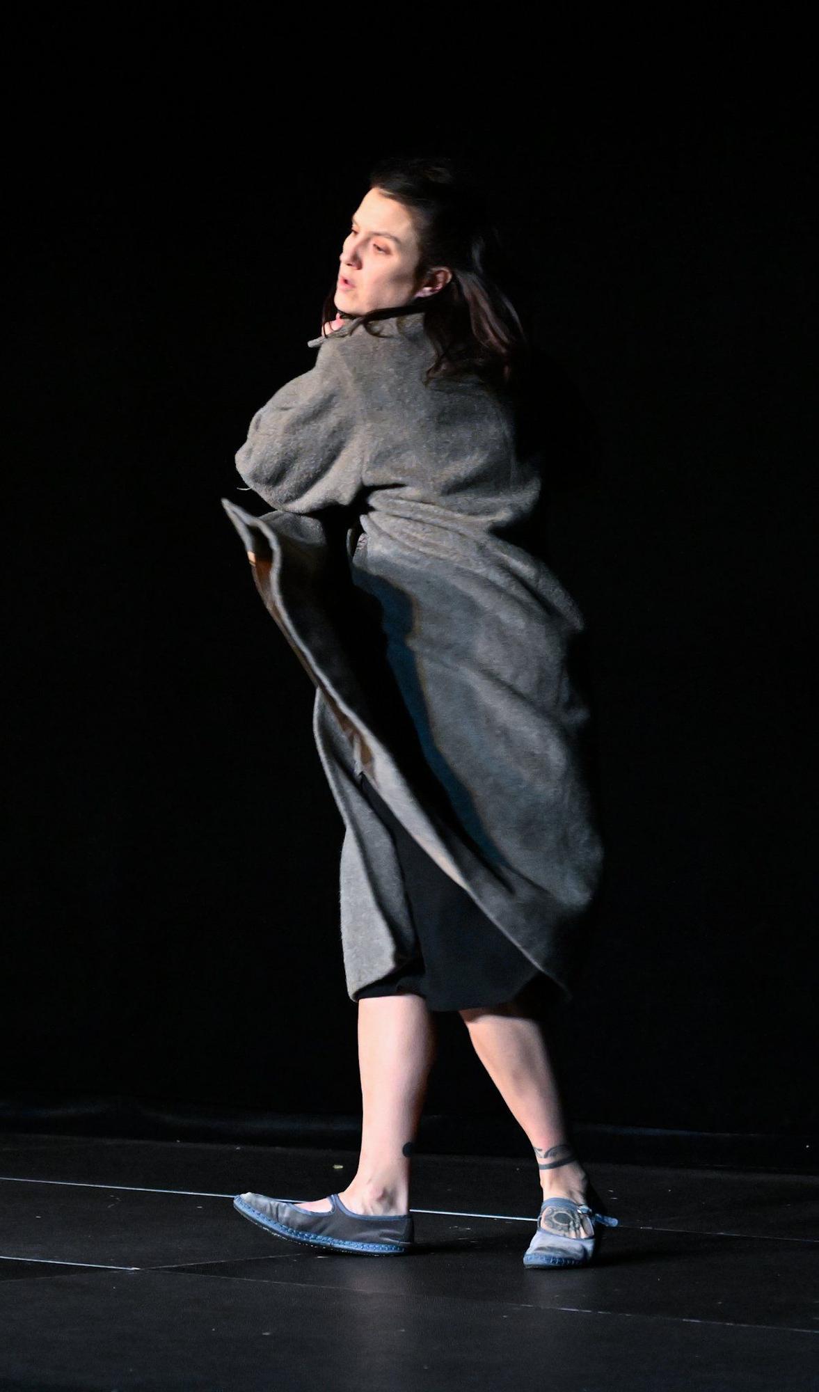 En imágenes: El Ayuntamiento de Bilbao conmemora el 25N con un acto simbólico en el Teatro Campos Elíseos