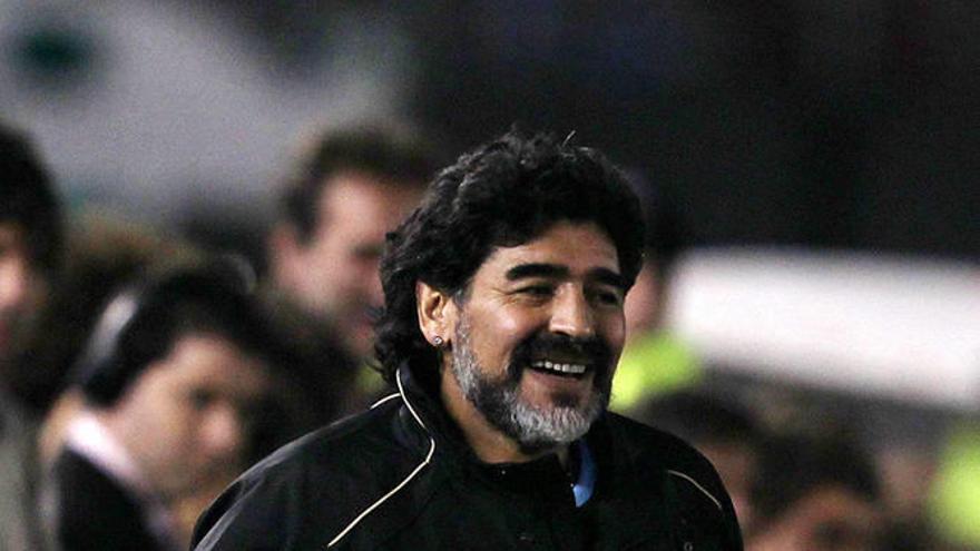 El entrenador de la selección de Argentina de fútbol Diego Maradona sonríe tras uno de los goles de la albiceleste en el juego amistoso ante su similar de Canadá.