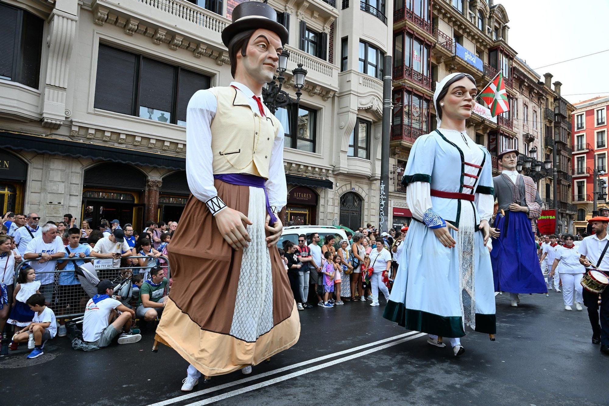 En imágenes: Los gigantes y cabezudos despiden Aste Nagusia a lo grande