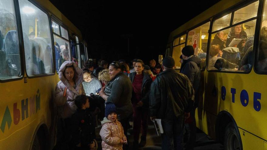 Personas embarcándose en autobuses para evacuar Mariúpol