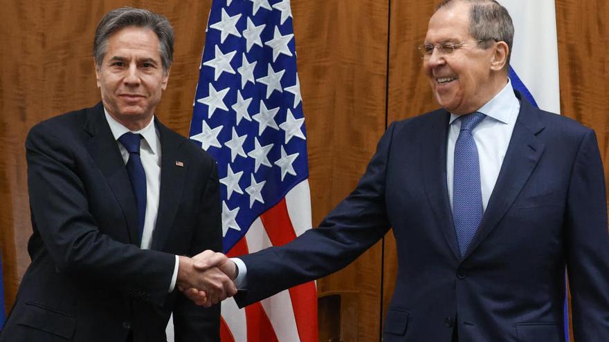 El Secretario de Estado de los Estados Unidos, Antony Blinken (izq.), y el Ministro de Asuntos Exteriores ruso, Sergei Lavrov (der.).