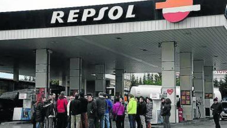 Concentración de huelguistas en una gasolinera.