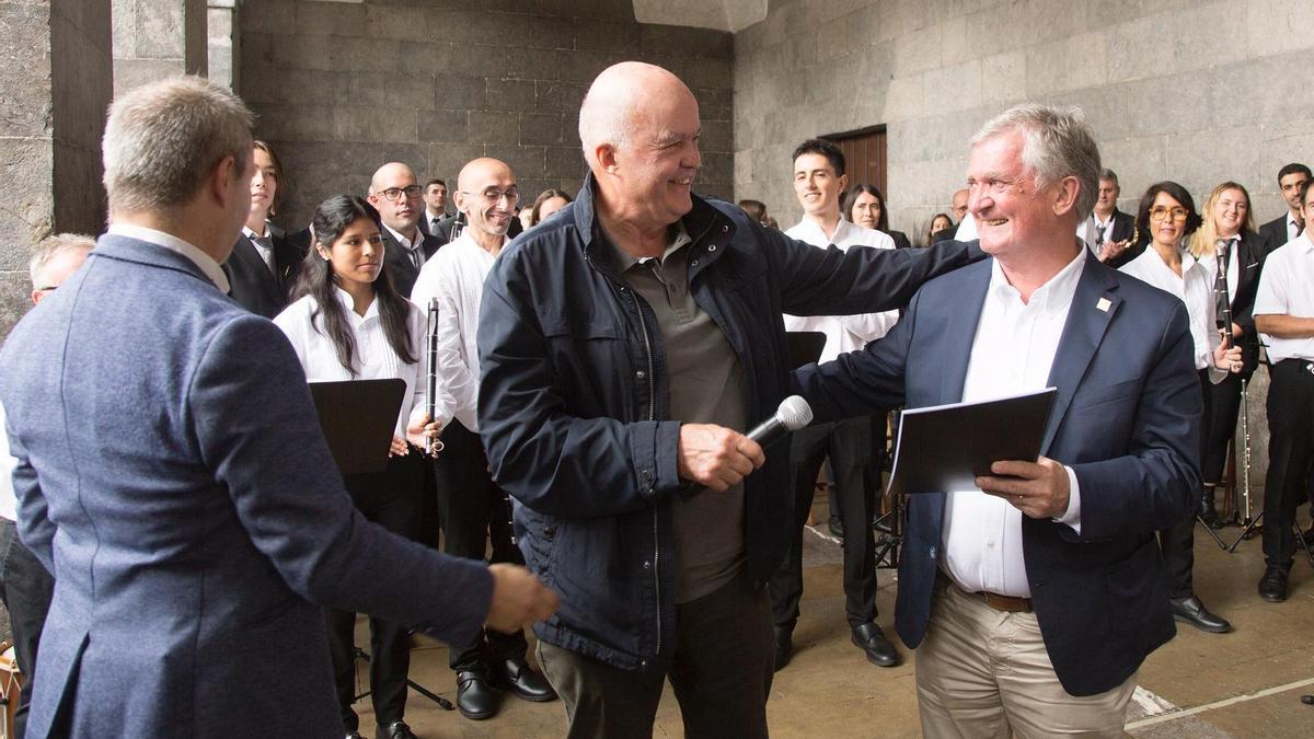 Txomin Mujika entregó a Ángel Mari Arena la partitura con la &quot;biribilketa&quot; que compuso para él como homenaje por encargo de su cuadrilla.
