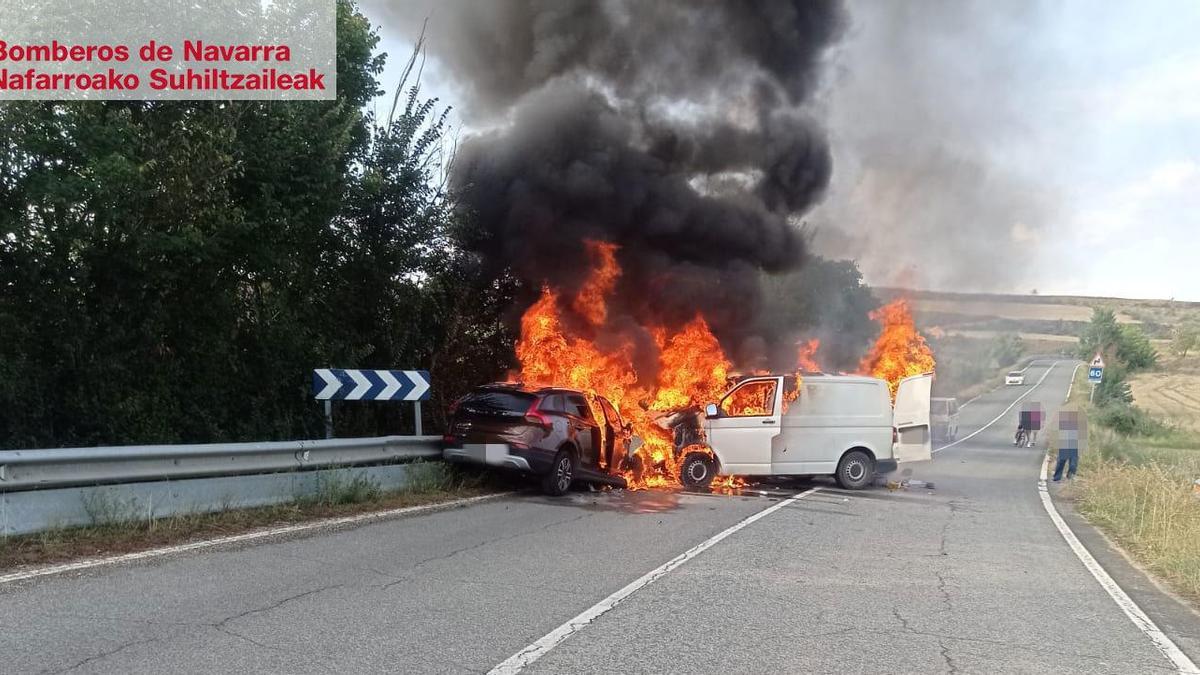 Momento en el que los vehículos han prendido fuego.
