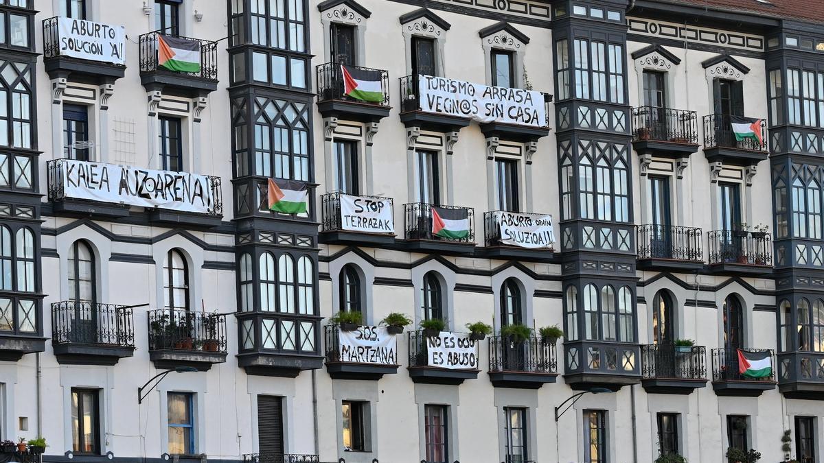 Carteles de protesta de los vecinos en el muelle de Marzana Carteles de protesta de los vecinos en el muelle de Marzana