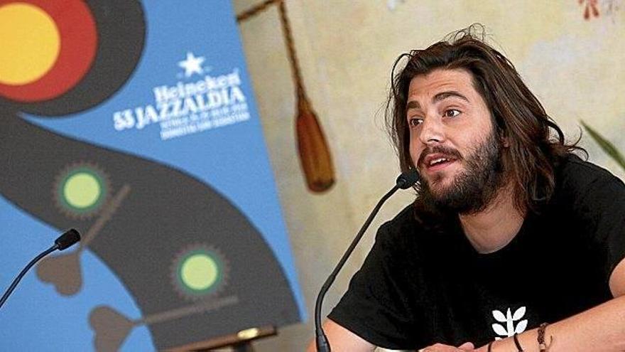Salvador Sobral, que actuará esta noche en la plaza de la Trinidad, llegó ayer a Donostia.
