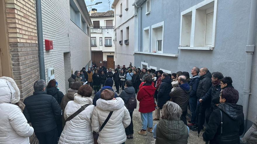 La Plataforma Stop Biometano de Sesma denuncia que el Ayuntamiento no le haya cedido una sala para una charla, que han realizado en la calle