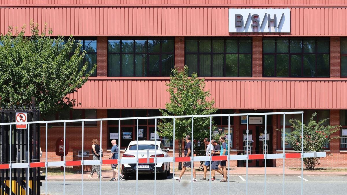 Trabajadores de BSH Esquíroz, antes de la asamblea en la que se ha presentado el preacuerdo.