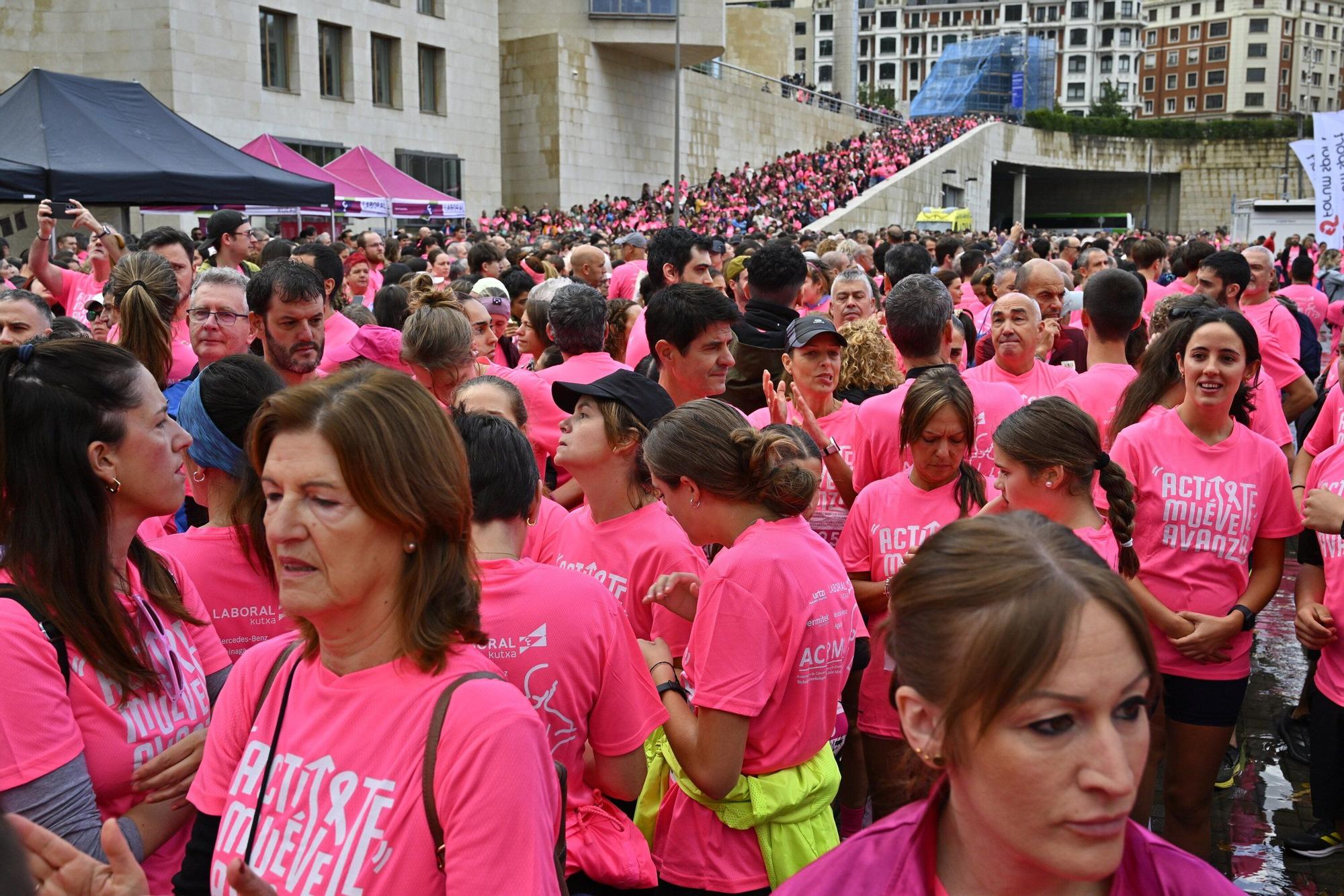 En imágenes: los paraguas tiñen la marea rosa de Bilbao